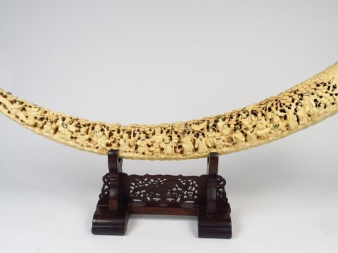 Grande défense sculptée, à décor du Banquet des Immortels dans une for