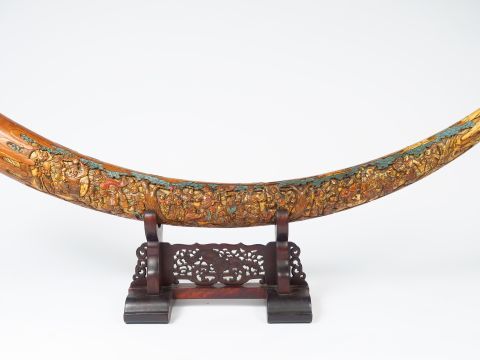 Grande défense en ivoire polychrome, finement sculptée de dragons parm