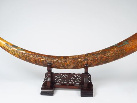Grande défense en ivoire polychrome, finement sculptée de dragons parm