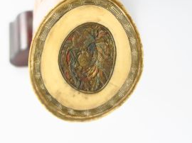 Grande défense en ivoire polychrome, finement sculptée de dragons parm