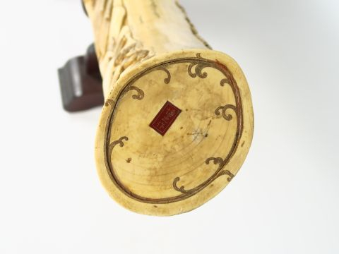 Exceptionnelle défense en ivoire, finement sculptée sur deux faces, de