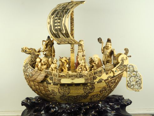 Exceptionnel groupe en ivoire représentant la jonque Takarabune à tête