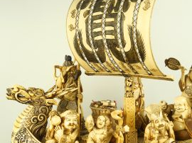 Exceptionnel groupe en ivoire représentant la jonque Takarabune à tête