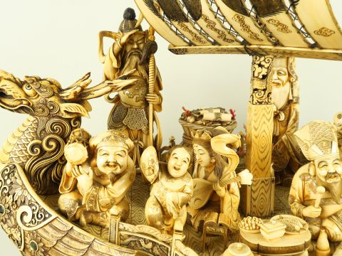 Exceptionnel groupe en ivoire représentant la jonque Takarabune à tête