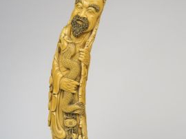 Vente aux enchères Grande sculpture en ivoire, représentant Zhoulao accompagné d’un disci