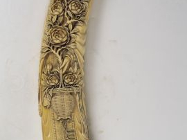 Lot comprenant deux grandes sculptures en ivoire, l’une représentant u