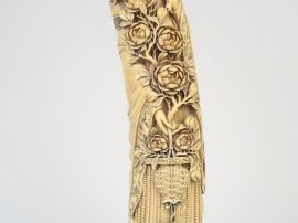 Lot comprenant deux grandes sculptures en ivoire, l’une représentant u