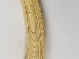 Lot comprenant deux grandes sculptures en ivoire, l’une représentant u
