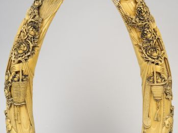 Paire de grandes sculptures en ivoire, représentant un couple de digni