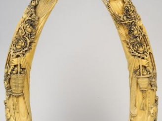 Vente aux enchères Paire de grandes sculptures en ivoire, représentant un couple de digni