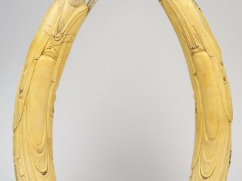 Paire de grandes sculptures en ivoire, représentant un couple de digni