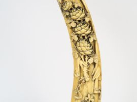 Vente aux enchères Grande sculpture en ivoire, représentant une déesse du printemps, tena