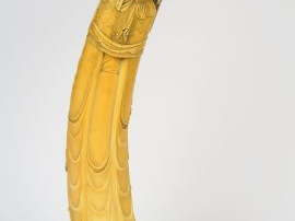 Grande sculpture en ivoire, représentant une déesse du printemps, tena