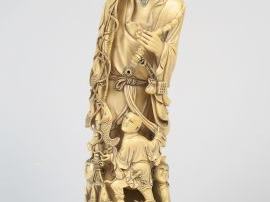 Grande statue en ivoire, représentant un pêcheur accompagné de son fil