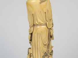 Grande statue en ivoire, représentant un pêcheur accompagné de son fil