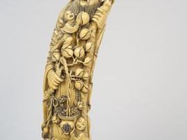 Grande statue en ivoire, représentant Zhoulao accompagné d’un enfant e