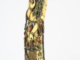 Grande statue en ivoire polychrome, représentant une déesse du printem