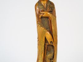 Grande sculpture en ivoire polychrome, représentant une jeune femme te