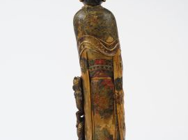 Grande sculpture en ivoire polychrome, représentant une jeune femme au