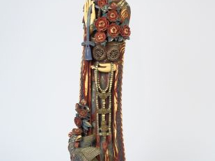 Vente aux enchères Grande sculpture en ivoire polychrome, représentant une jeune femme te