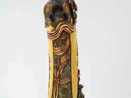 Grande sculpture en ivoire polychrome, représentant une jeune femme te