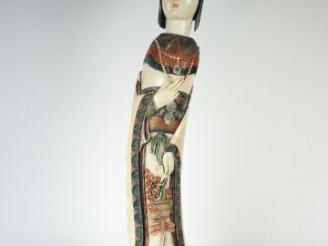 Vente aux enchères Important sujet en ivoire polychrome "Jeune dame de cour tenant un pan