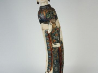 Vente aux enchères Sujet en ivoire polychrome représentant une Déesse du printemps tenant