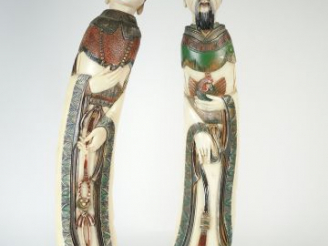 Vente aux enchères Couple de dignitaires en ivoire polychrome. Chine, vers 1930.  H. 68 e