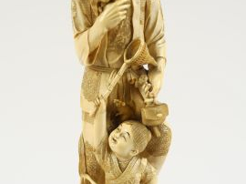 Okimono en ivoire représentant un paysan, accompagné de son enfant ess