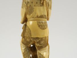 Okimono en ivoire représentant un paysan, accompagné de son enfant ess