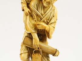 Vente aux enchères Okimono en ivoire représentant un paysan tenant une ombrelle et une la