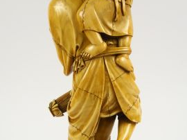 Okimono en ivoire représentant un paysan tenant une ombrelle et une la