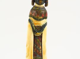 Okimono en ivoire polychrome, représentant une jeune femme tenant un b