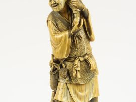 Vente aux enchères Okimono en ivoire représentant un maraîcher, son fils sur son épaule t