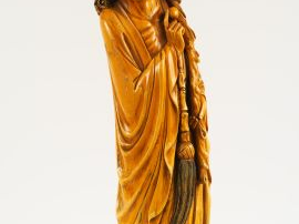 Vente aux enchères Statue en ivoire de belle patine, représentant un Immortel tenant un c