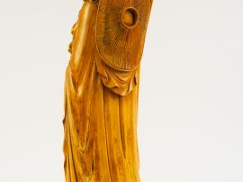 Statue en ivoire de belle patine, représentant un Immortel tenant un c