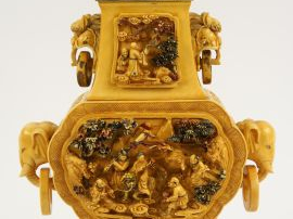 Vente aux enchères Vase couvert en ivoire, orné de têtes d’éléphant, la panse sculptée de