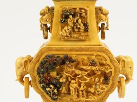 Vase couvert en ivoire, orné de têtes d’éléphant, la panse sculptée de