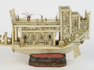 Vente aux enchères Groupe en ivoire représentant une jonque avec personnages et vases fle