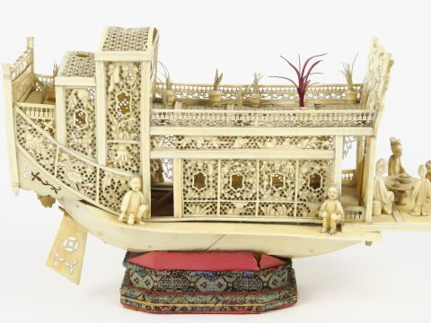 Groupe en ivoire représentant une jonque avec personnages et vases fle