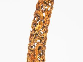 Pointe de défense en ivoire patiné, à décor de dragons parmi des nuage