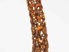 Pointe de défense en ivoire patiné, à décor de dragons parmi des nuage