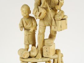 Vente aux enchères Okimono en ivoire, représentant un amuseur public jouant du samisen, a