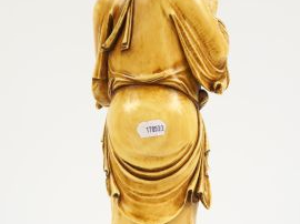 Statue en ivoire, représentant un sage présentant une branche de lingz