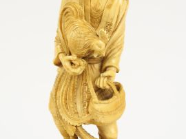 Vente aux enchères Okimono en ivoire, représentant un paysan tenant un coq de combat dans