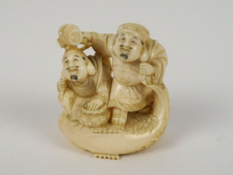 Vente aux enchères Okimono en ivoire représentant Daikoku et Ebisu. Japon, vers 1920. H. 