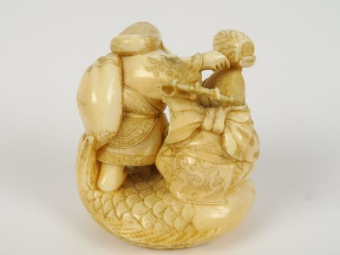 Okimono en ivoire représentant Daikoku et Ebisu. Japon, vers 1920. H. 