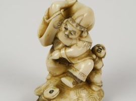 Okimono en ivoire, représentant un personnage sur une tortue, tenant u