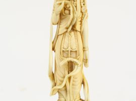 Vente aux enchères Okimono en ivoire, représentant la déesse Kannon debout sur un lotus, 