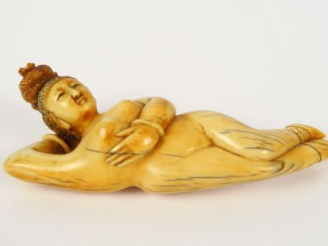 Vente aux enchères Femme médecine en ivoire de belle patine.  Chine, vers 1900-1920. L. 1